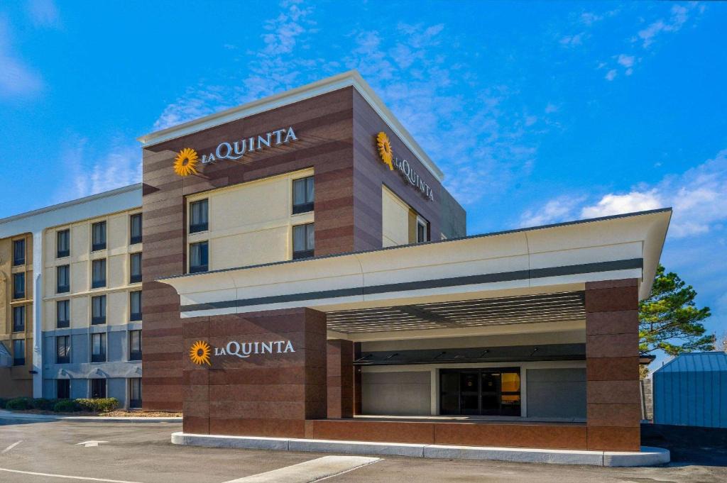 Columbia Hotel | La Quinta Inn by Wyndham Columbia SE Fort Jackson