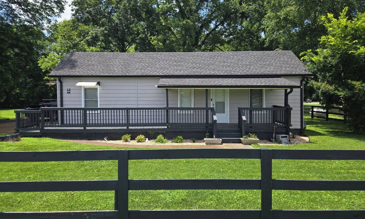 Thompson's Station House | Lady's Place - Historic Charm on Distinguished Ground