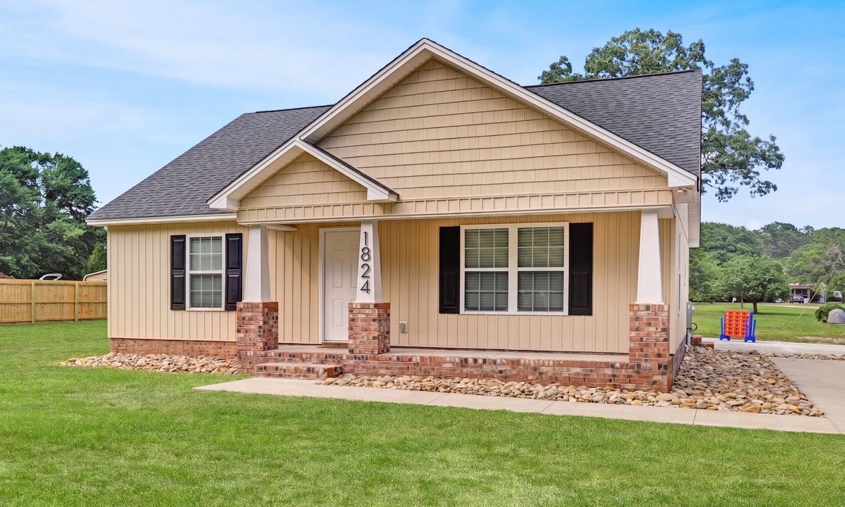 Manning House | Lake Access | 98” TV | Outdoor Living | Sleeps 10