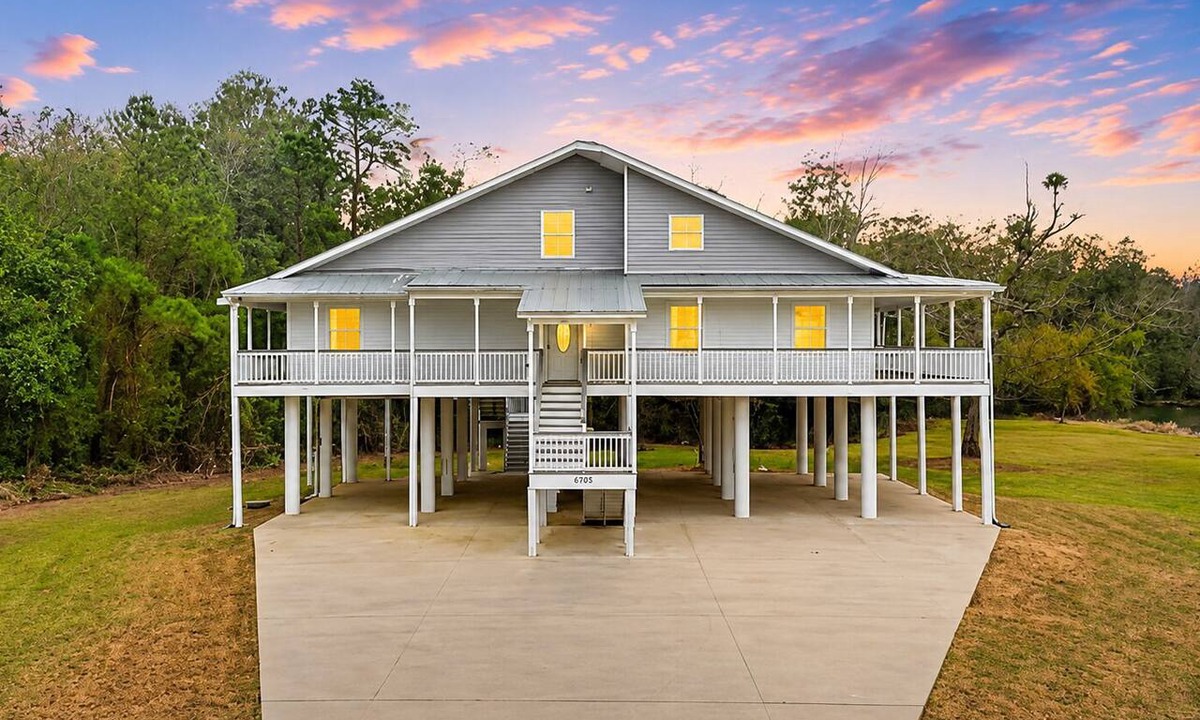 D'Iberville House | Lake & Beach Getaway Stylish 3BR in D'Iberville