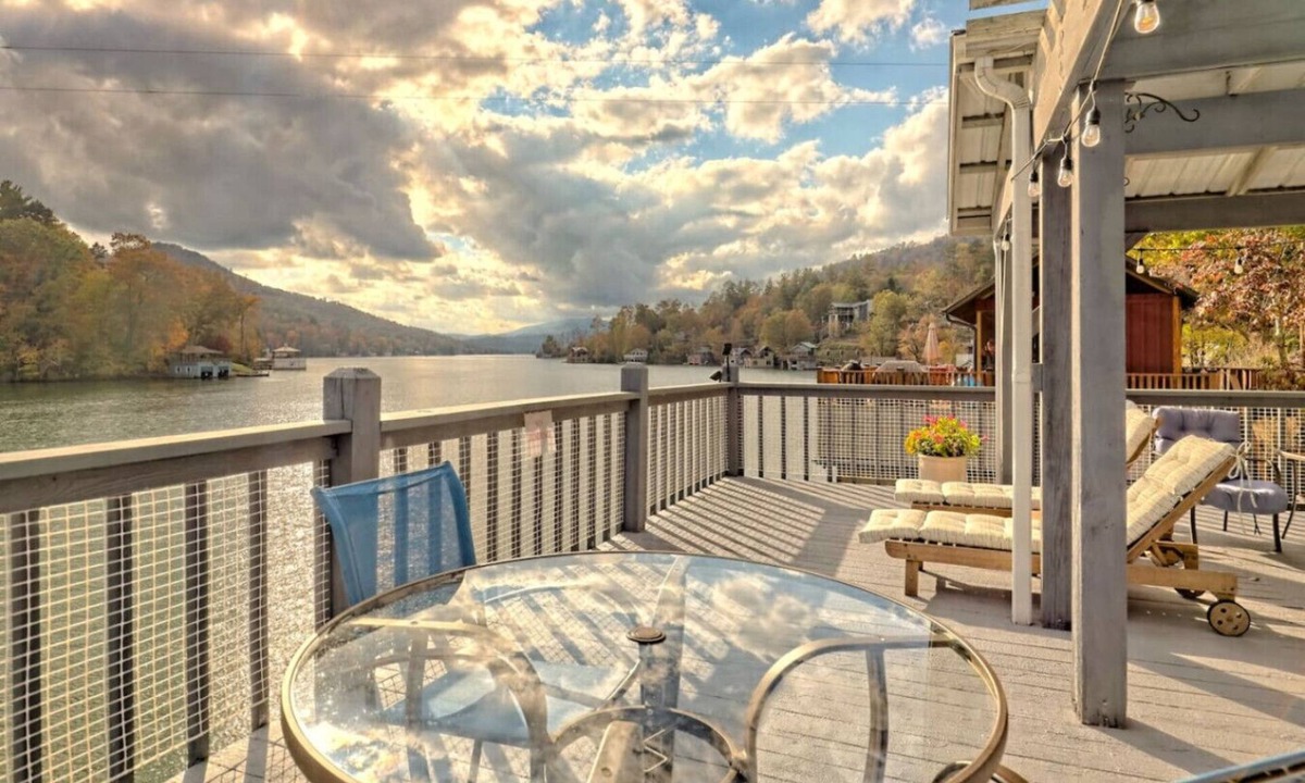 Clayton House | Lake Burton Bungalow with Top Dock & Scenic Patio