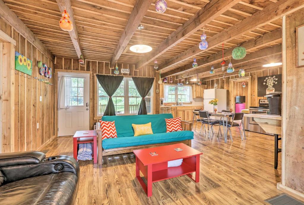 Albany House | Lake Cumberland Area Cabin - 4 Mi. to Lake!
