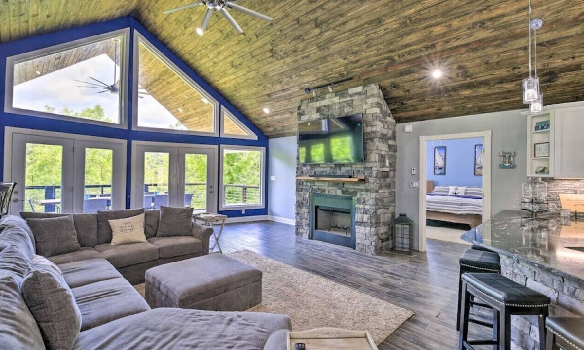 Tazewell House | Lake Effect on Lake Norris
