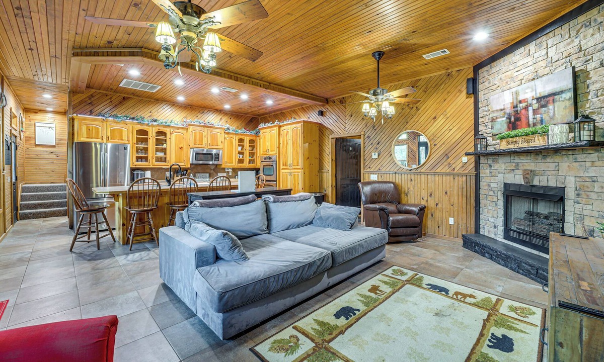 Hoyt Cabin | Lake Eufaula Cabin w/Hot Tub & Large Deck