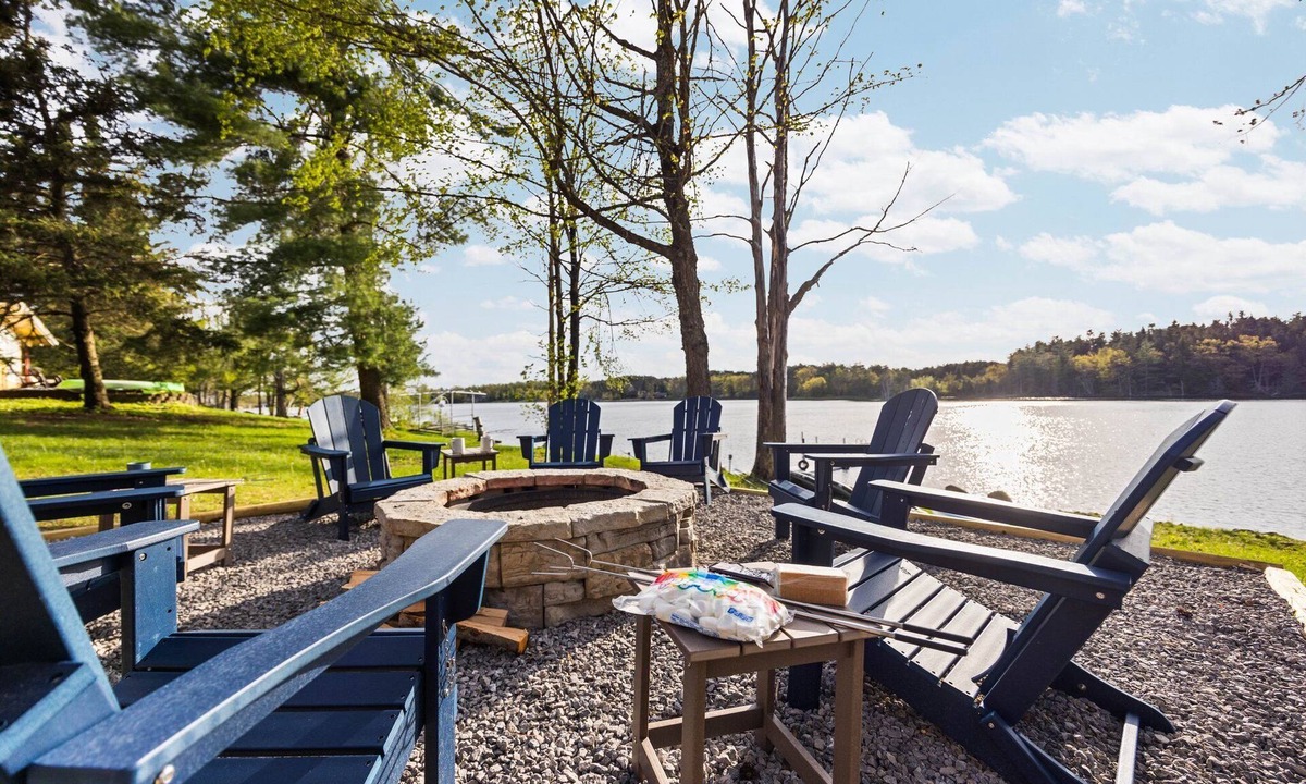 Gaylord House | Lake Front ~ Firepit ~ Kayaks ~ SUPs ~ Yard Games - Holiday Home