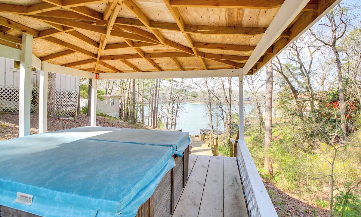 Mid America Cottage | Lake Hamilton Family Gem: Hot Tub & Boat Slip!
