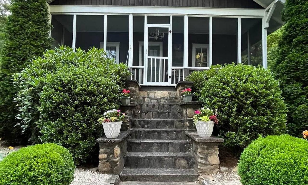 Waynesville House | Lake Junaluska Cottage w/Kayaks, Fire Pit & Screened Porch