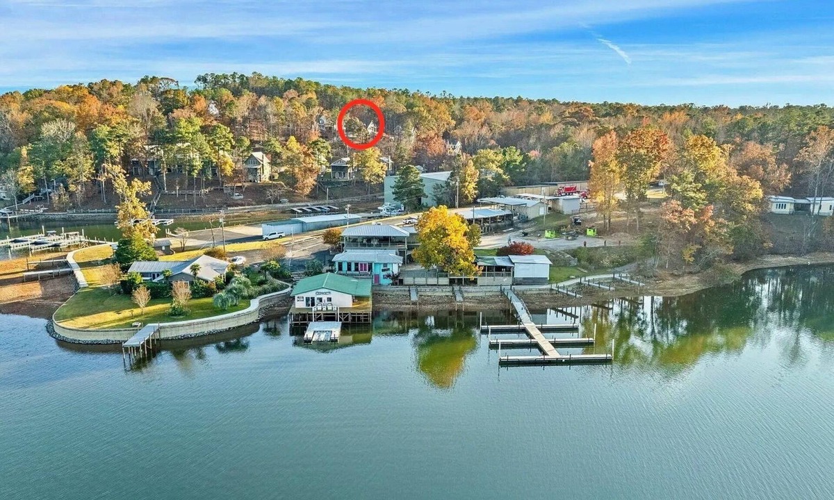 Dadeville House | Lake Martin Views at Chuck's Marina & Pizza