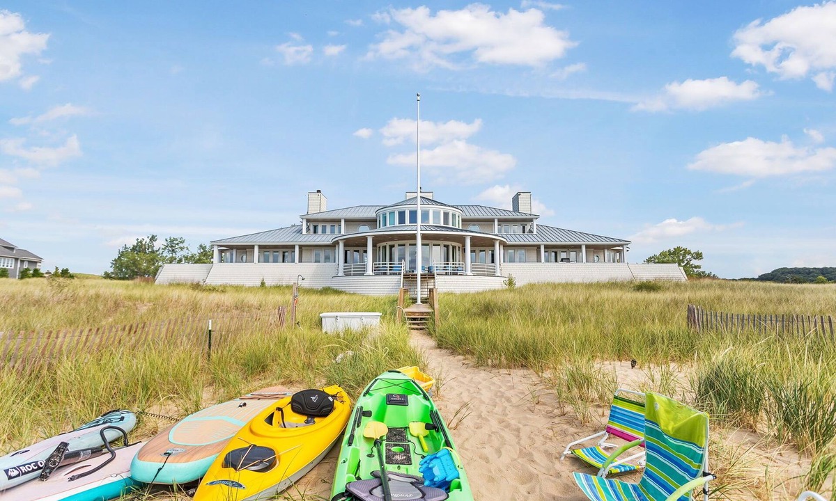Saugatuck House | Lake Michigan beach home. Saugatuck. Heated pool, hot tub, 8 bedrooms. 9 baths.