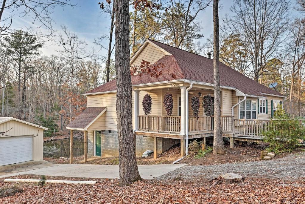 Prosperity House | Lake Murray Home with Kayaks, 13 Mi to Dreher Island!