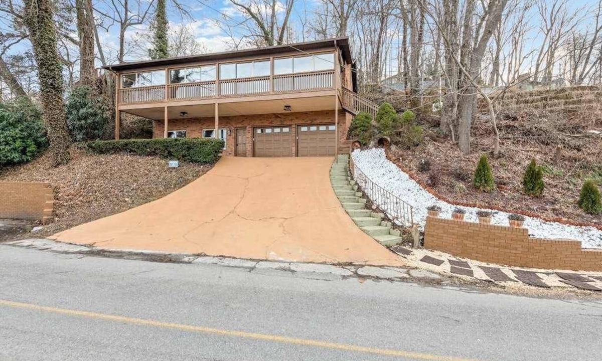 Lake Junaluska Condo | Lake-view apartment with a full kitchen, patio, pool, tennis & basketball access