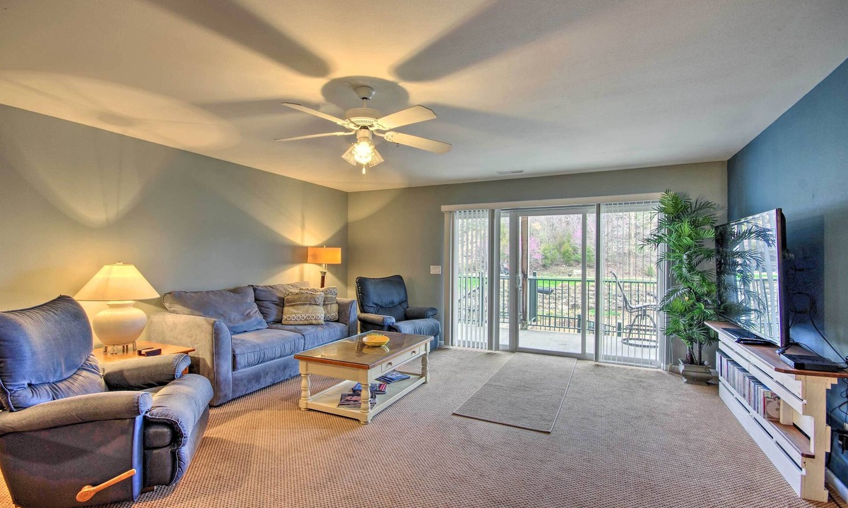 Camdenton Condo | Lake-View Patio, Pool Table! Camdenton Family Unit