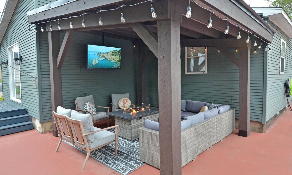 Syracuse House | Lake Wawasee, Outdoor TV, Surround Sound & Bikes