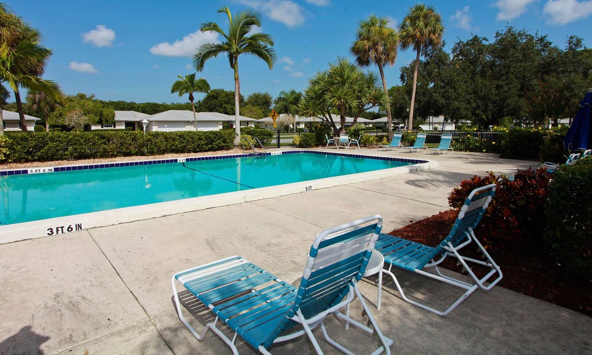 Braden River Condo | Lakefront, Community Pool, Palm Aire, Golfers Little Getaway