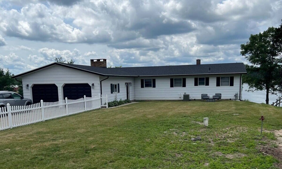Cadillac House | Lakefront cottage with hot tub