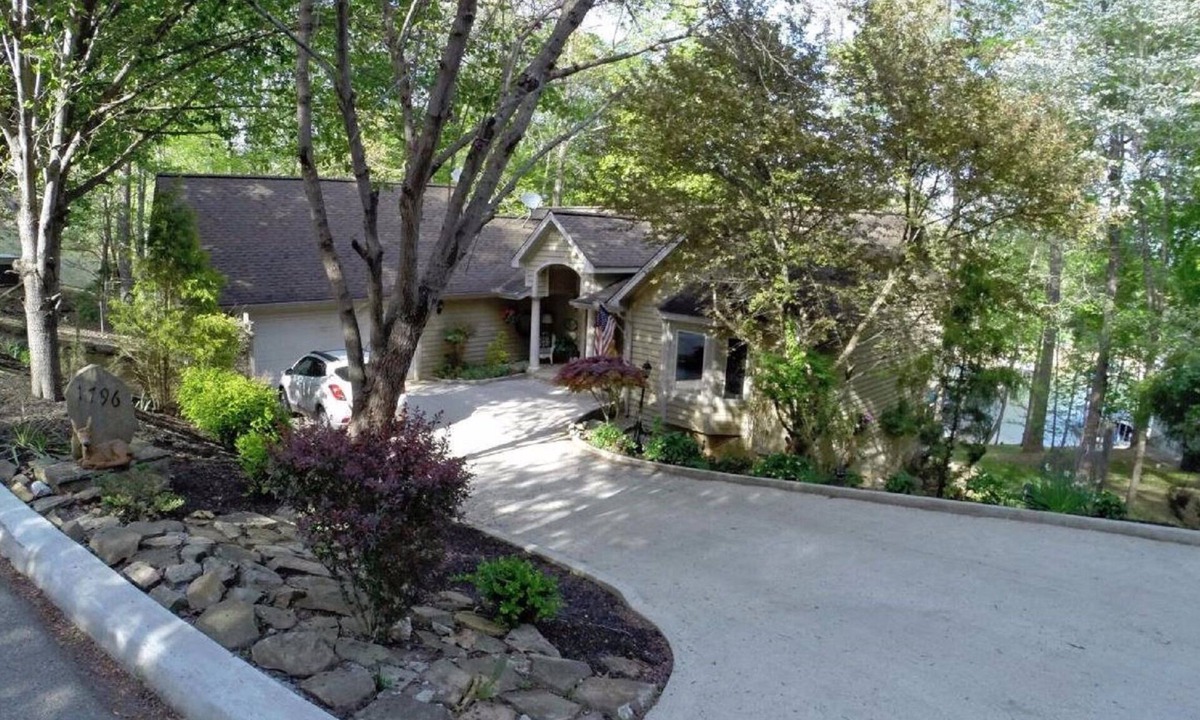 La Follette House | Lakefront Deerfield Home With Gentle Slope To Dock