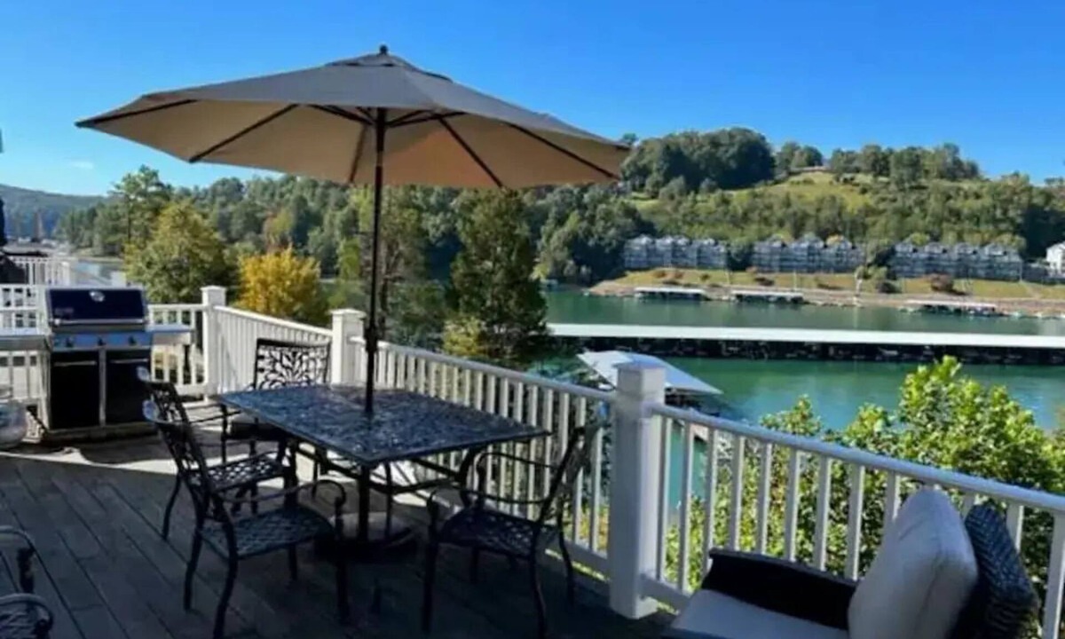 La Follette Condo | LAKEFRONT Deerfield condo on Norris FIRST ROW steps to covered boat slip & pool