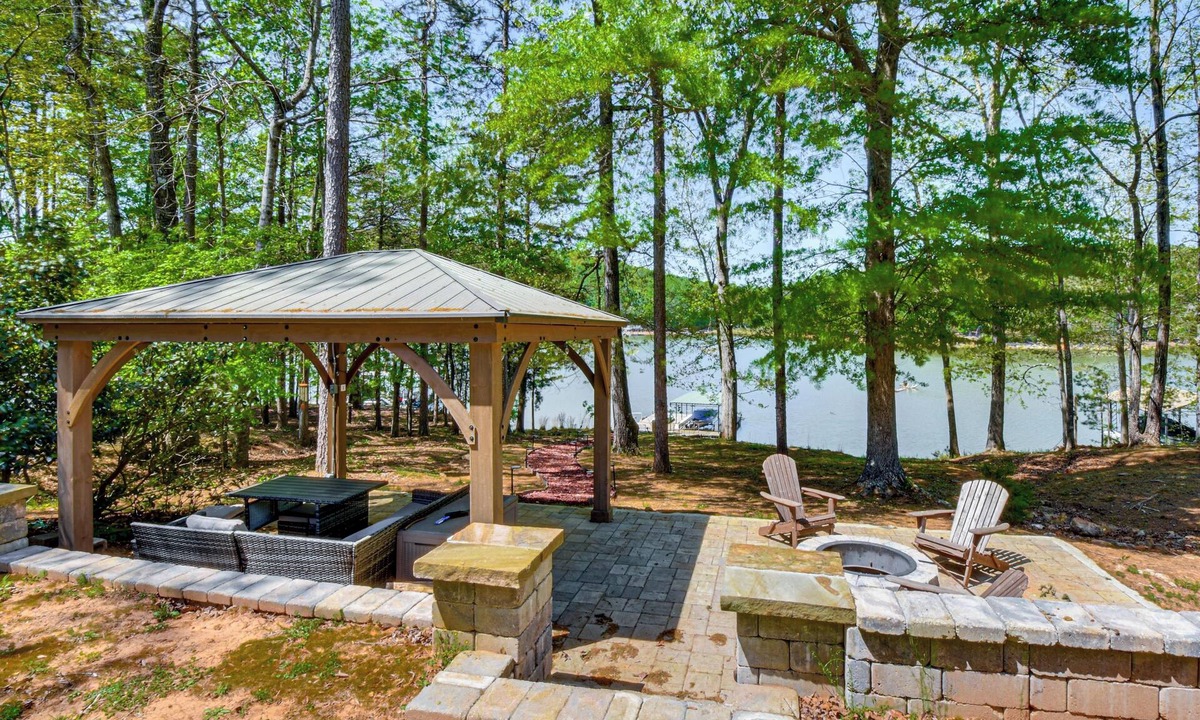 Murrayville House | Lakefront Escape-Private Dock-Fire Pit-Sleeps 12