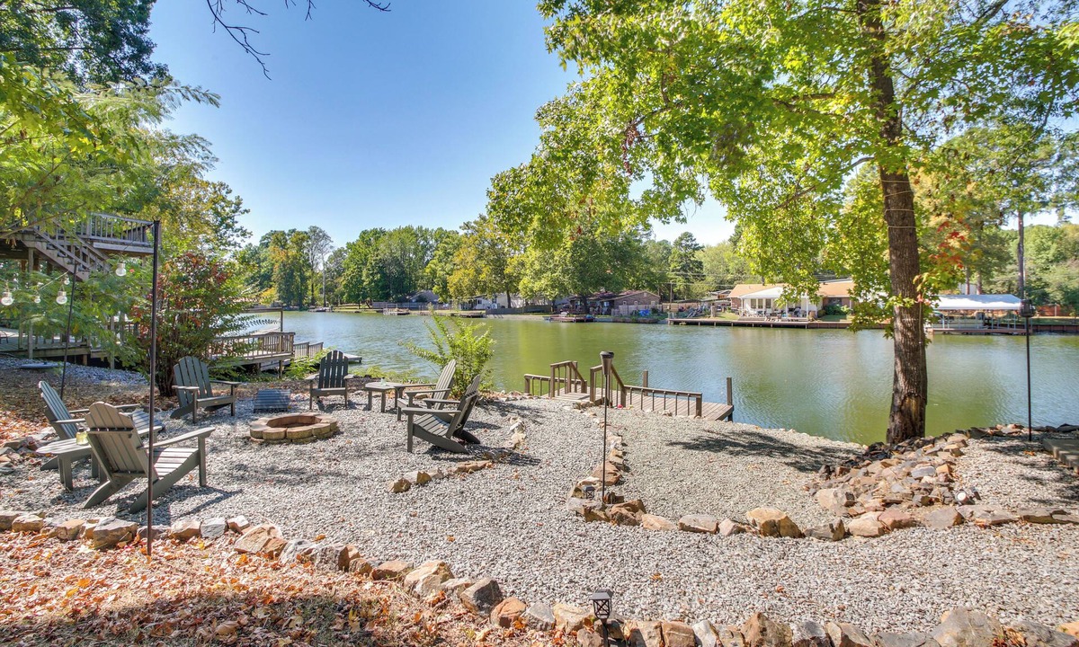 Mid America Cottage | Lakefront Escape w/Boat Docks in Hot Springs!