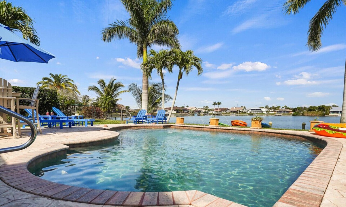 Fort Myers House | Lakefront, Free Heated Pool, Spa, Kayaks, Bikes, Fishing & Beach gear & More