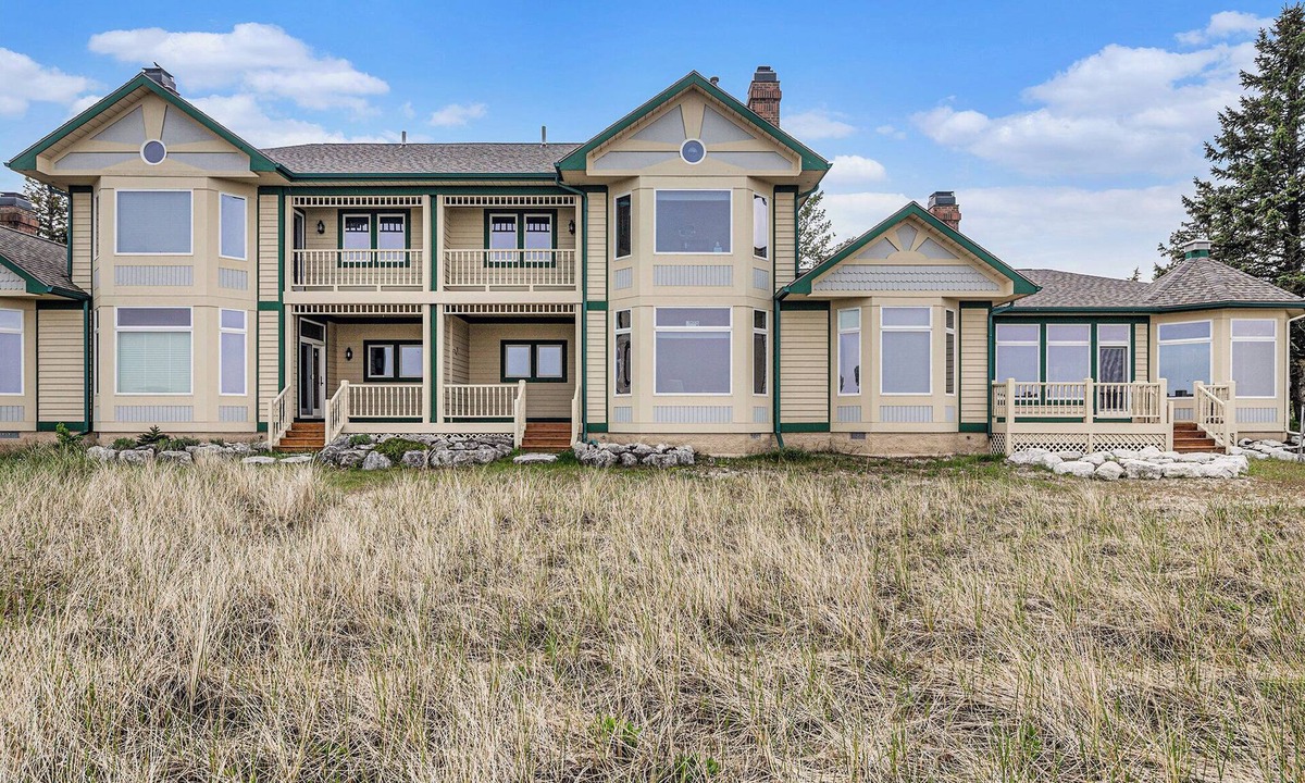 Manistee Condo | Lakefront Harbor Village Family Condo