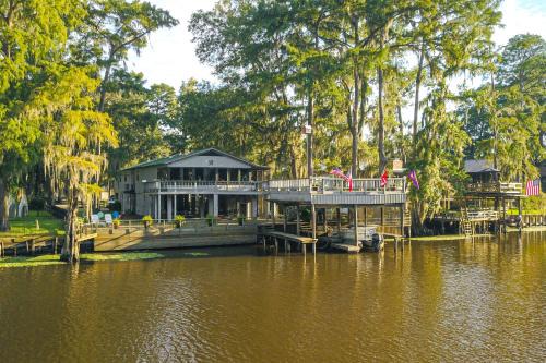 Jefferson House | Lakefront Home: Deck, Grills & Fire Pit in Karnack