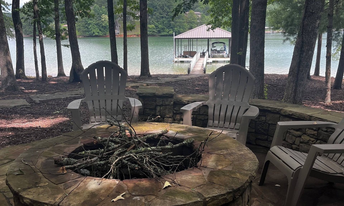 Blairsville Cabin | Lakefront home on Lake Nottely with dock