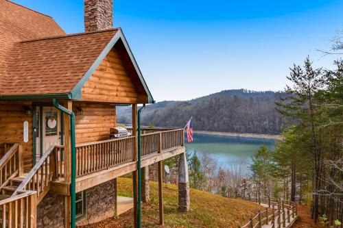 New Tazewell House | Lakefront House Sleeps 12 Hot Tub Mtn view Grill