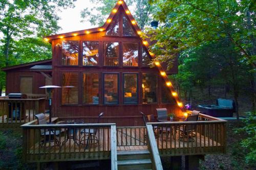 Innsbrook House | Lakefront Innsbrook Chalet: Hot Tub & Barrel Sauna
