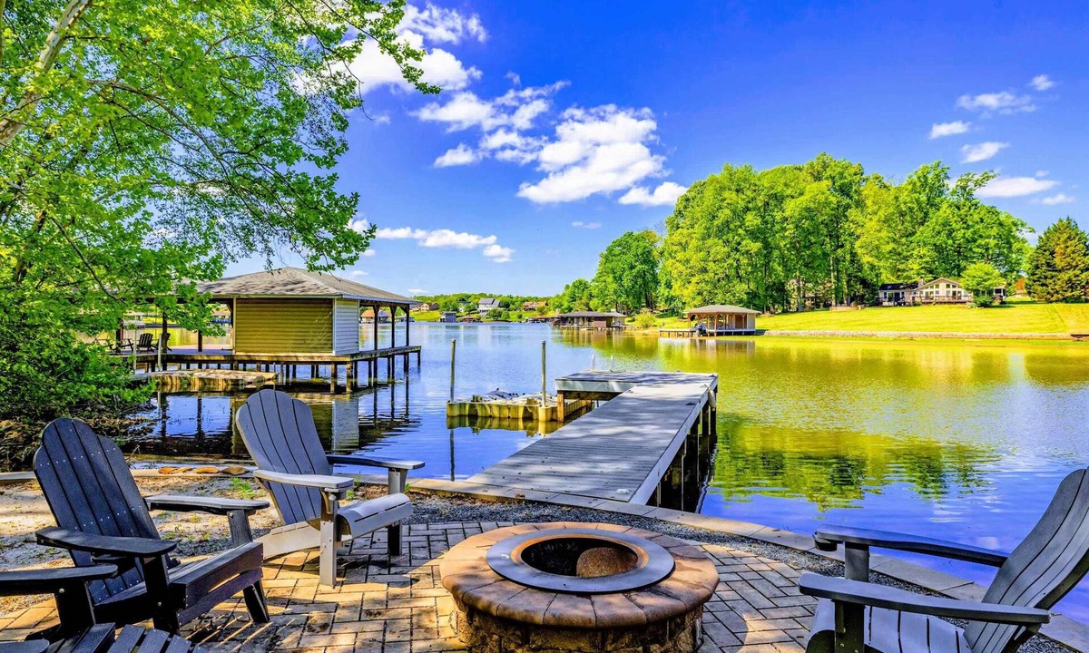 Livingston House | Lakefront Lake Anna, Dock, Hot Tub, Game Room
