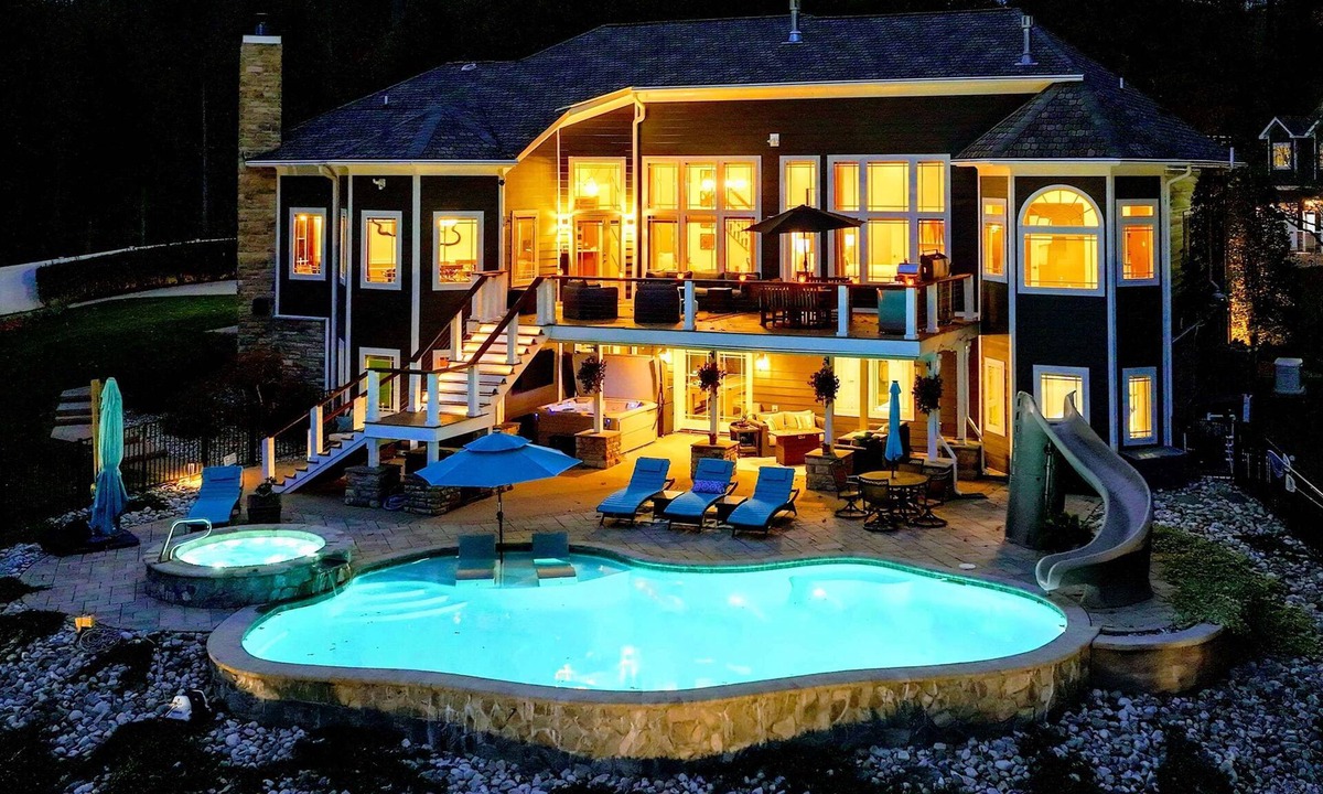 Livingston House | Lakefront Lake Anna, Pool, Hot Tub, Dock