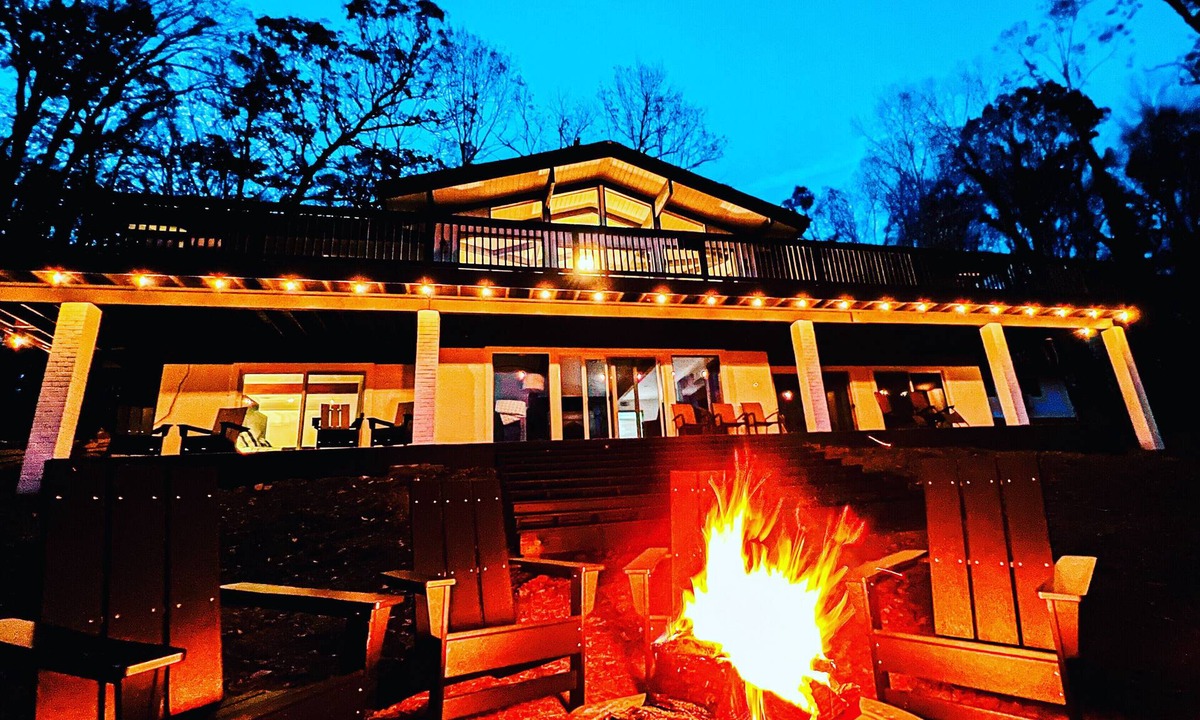 Cadiz House | Lakefront Oasis 7 BR/Dock/Hot Tub/Fire Pit/Game Rm