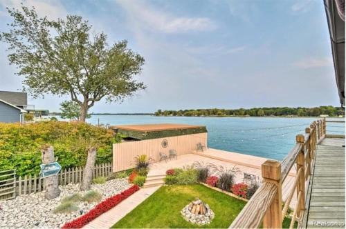 Algonac House | Lakefront Paradise with 7 beds - Fishing - Swimming