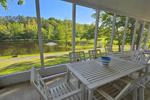 Grubville House | Lakefront Retreat - Sleeps 8 - 1 Hr from STL