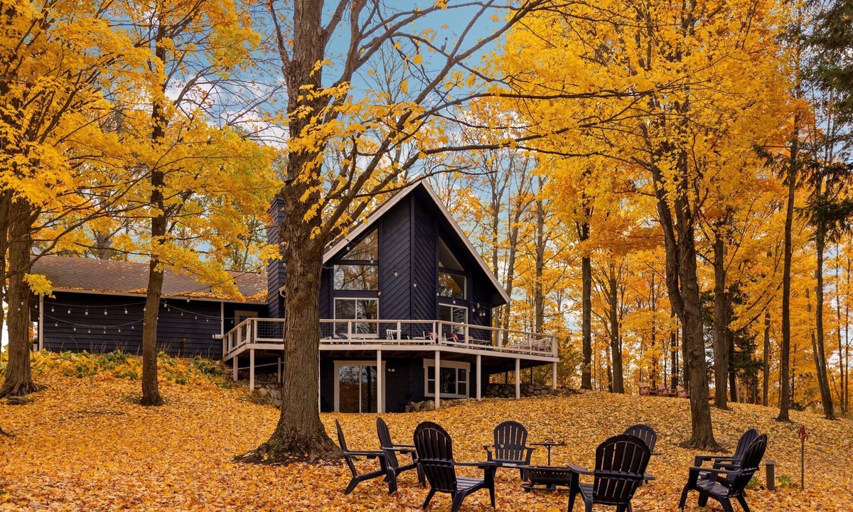 Gaylord Cottage | Lakefront Spacious Cottage with Sandy Beach, Kayaks and Games!