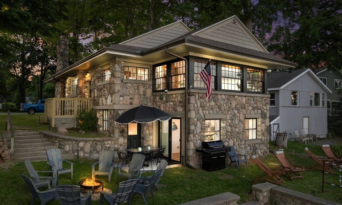 Lupton House | Lakefront Storybook cottage Hot Tub Fireplace 4 bd 2 bath.