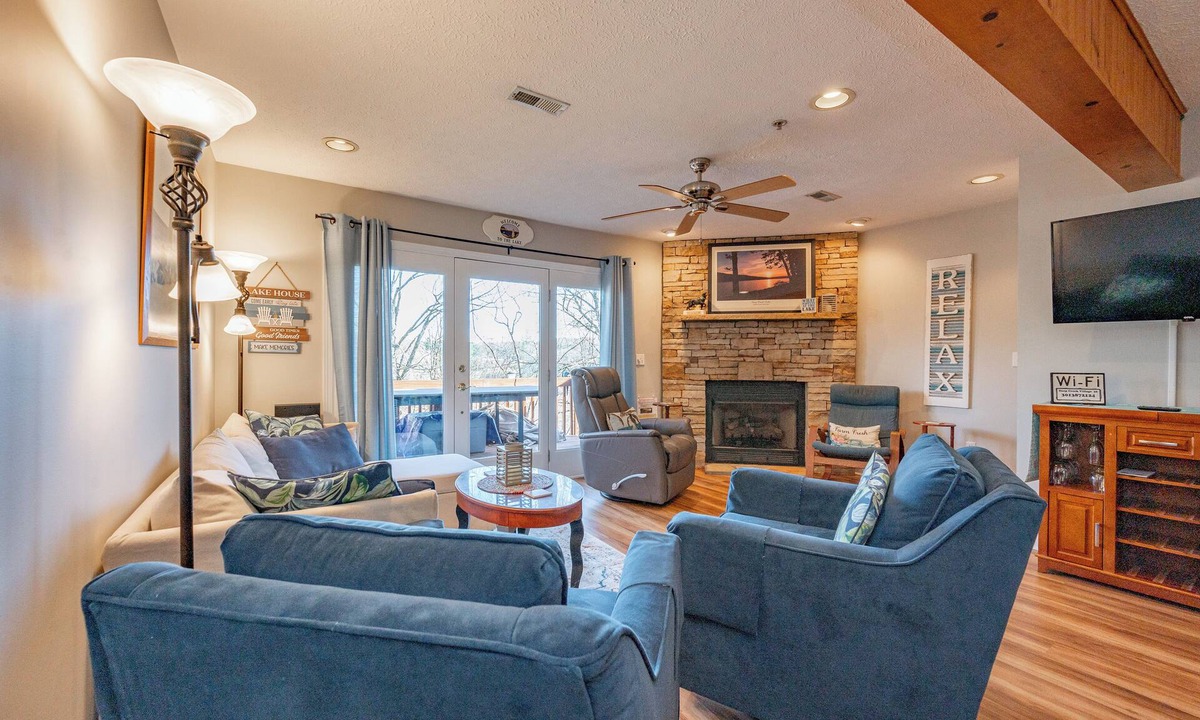 McHenry House | Lakefront Townhome w/Sunrise Views & Hot Tub