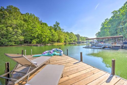 Townville House | Lakefront Townville Gem w/Boat Dock & Kayaks