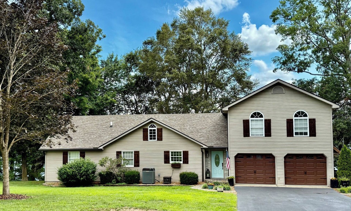 Glasgow House | Lakehouse with dock close to Mammoth Cave and WKU