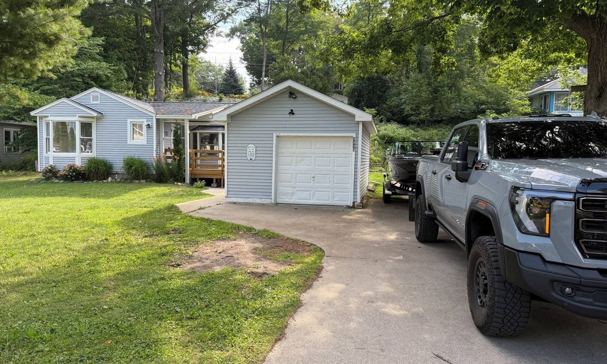 Ludington Cottage | Lakeshore Cabana 2-bedroom cottage with AC in charming Ludington