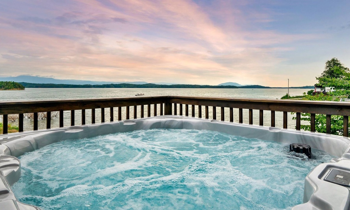 Dandridge Cottage | Lakeside Cottage - Lake View / Mountain View / WiFi / Fireplace / Hot Tub