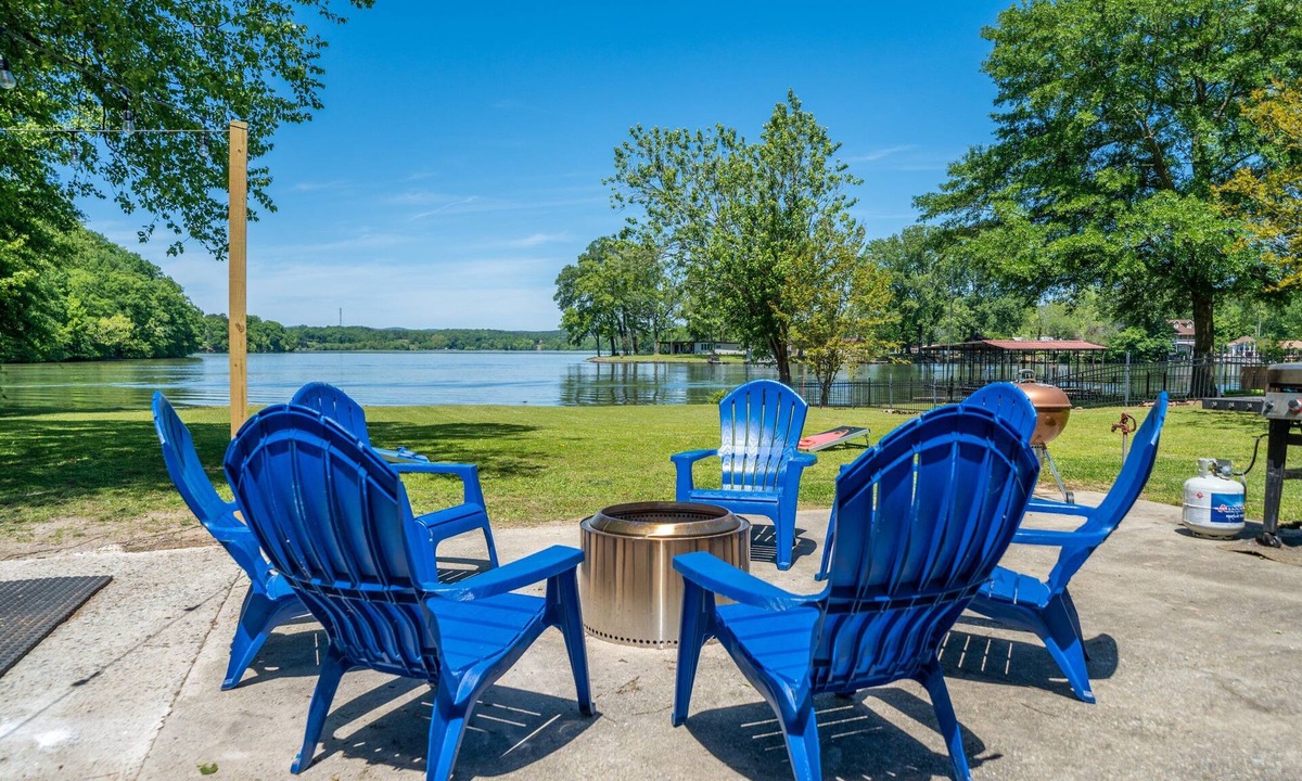 Jones Mills House | Lakeside Haven with Hot Tub