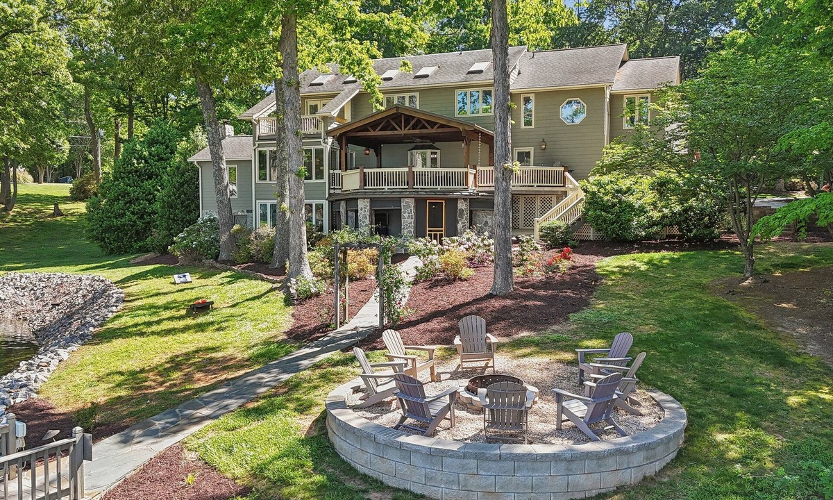 Terrell House | Lakeside Living - Firepit, Outdoor Fireplace, Kayaks, Arcade and much more!