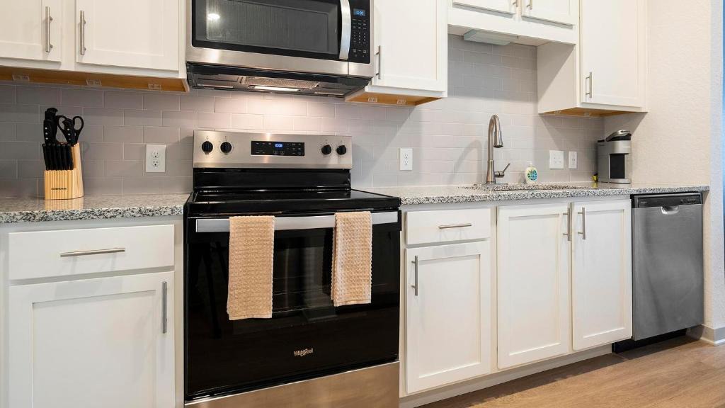 Candler Apartment | Landing Modern 1BD Gym Pool