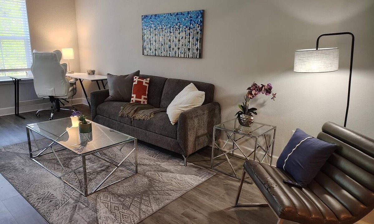 Newberry Apartment | Landing | Modern 2BD, Gym, Pool