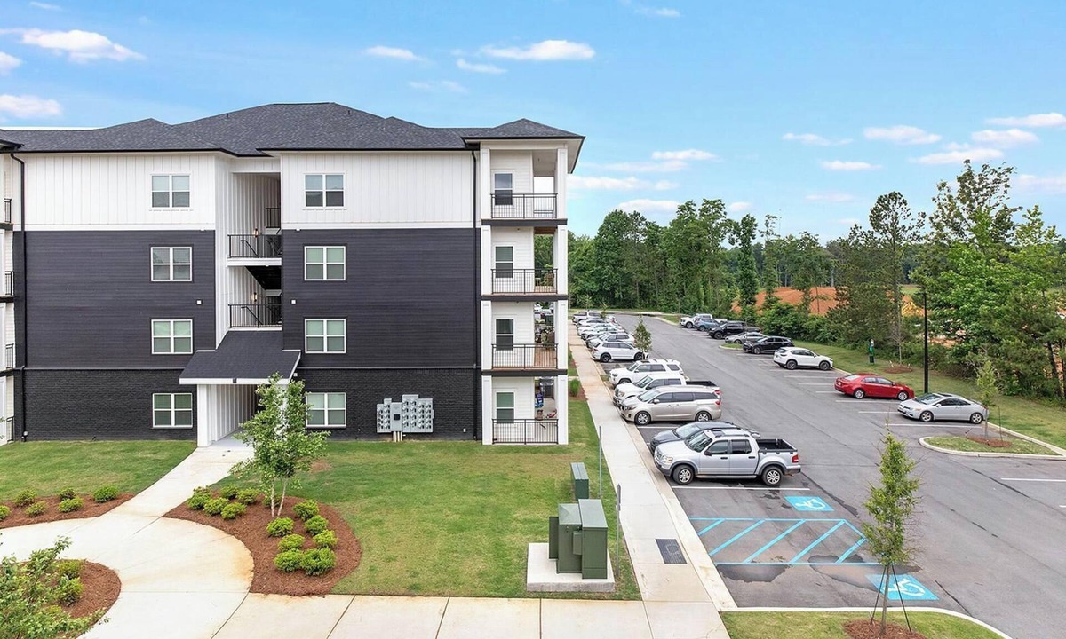 Athens Apartment | Landing | Stylish 3BD, Gym, Pool