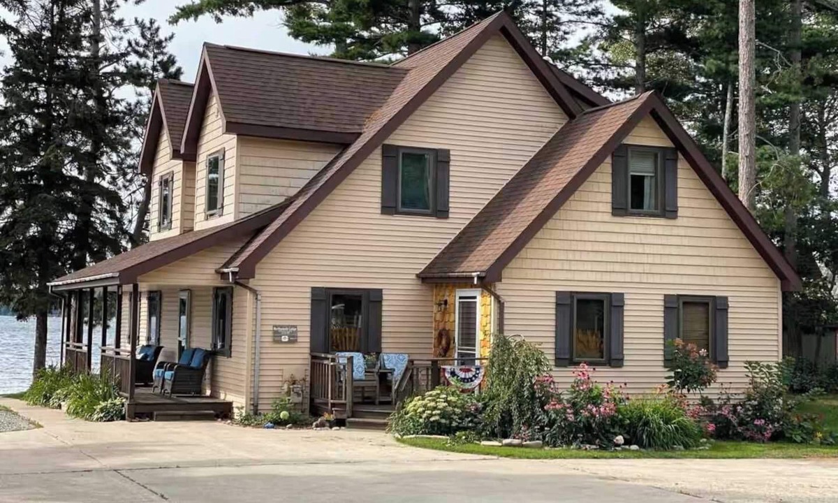 Au Train House | Large 5 bedroom Lodge on the Beach at Northwoods Resort