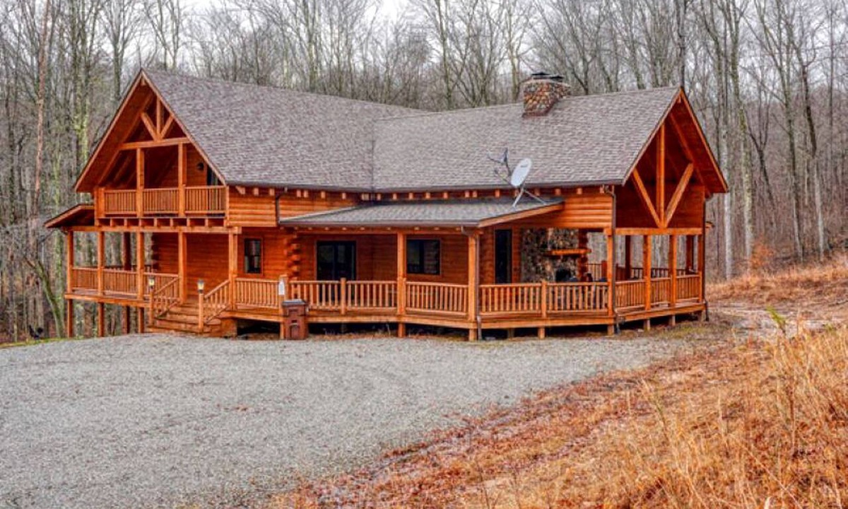 Logan Cabin | Large Cabin Rental with Games Room and Hot Tub in Logan, Ohio