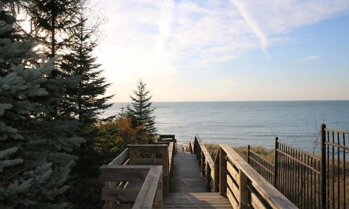 Union Pier House | Large home Assoc Beach across street Firepit Scrnd Porches