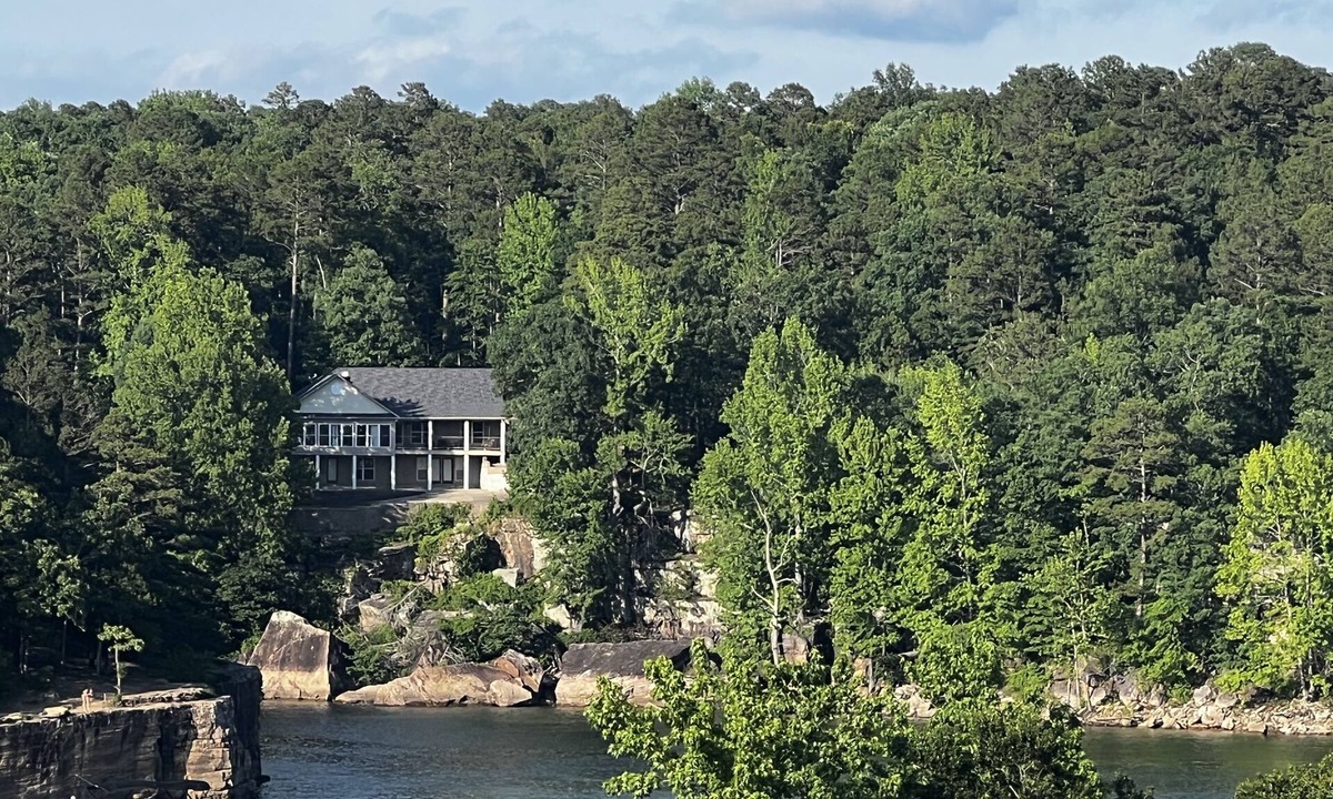 Edgemont House | Large House with Front Row View of the Cliffs